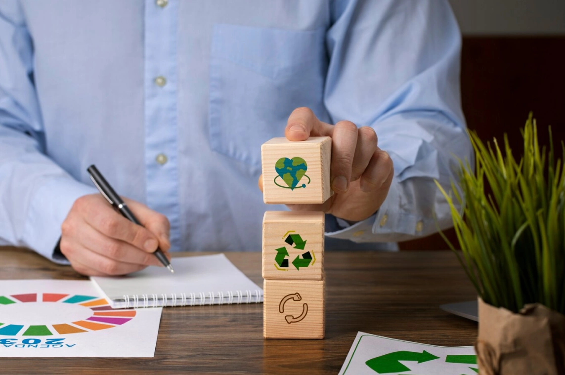 homem anotando no papel com quadros representando sustentabilidade 